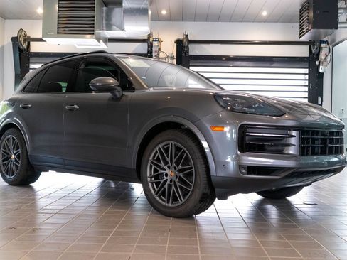 Certified 2025 Porsche Cayenne AWD/4WD image 8