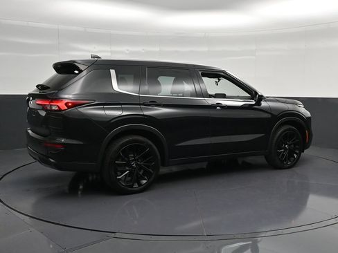 Used 2023 Mitsubishi Outlander SE FWD image 3