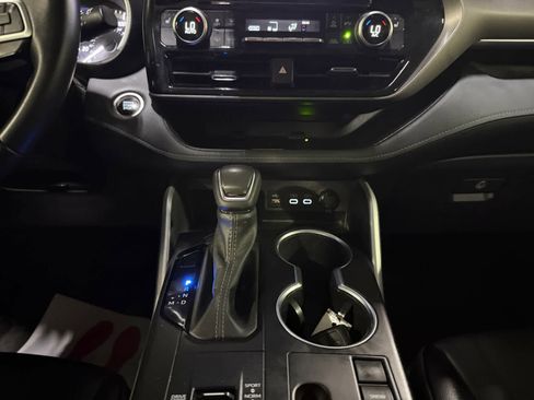 Used 2024 Toyota Highlander XLE FWD image 15