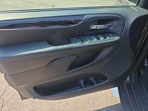 Used 2016 Dodge Grand Caravan SE image 11