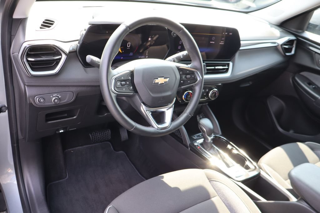 Used 2025 Chevrolet TrailBlazer LT w/ LT Cold Weather Package FWD image 6