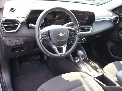 Used 2025 Chevrolet TrailBlazer LT w/ LT Cold Weather Package FWD image 6