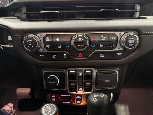 Used 2024 Jeep Wrangler Rubicon w/ Convenience Group image 33