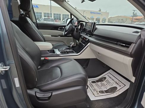 Used 2024 Kia Carnival EX image 37