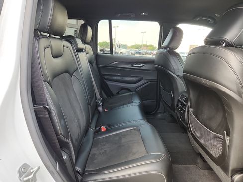 Used 2025 Jeep Grand Cherokee Altitude AWD/4WD image 14