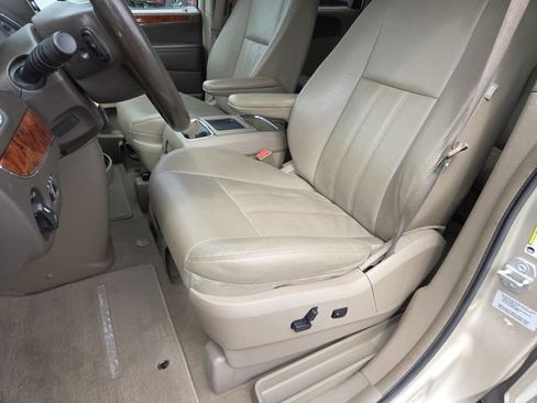 Used 2015 Chrysler Town & Country Touring FWD image 28