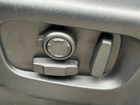 Used 2024 Land Rover Discovery Dynamic SE image 30