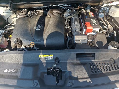 Used 2021 Toyota Highlander XLE AWD/4WD image 28
