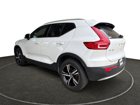 Used 2025 Volvo XC40 B5 Core image 3