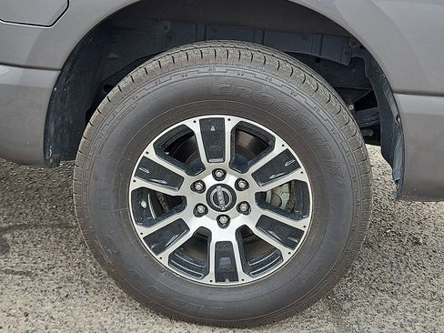 Used 2023 Nissan Titan SV image 5