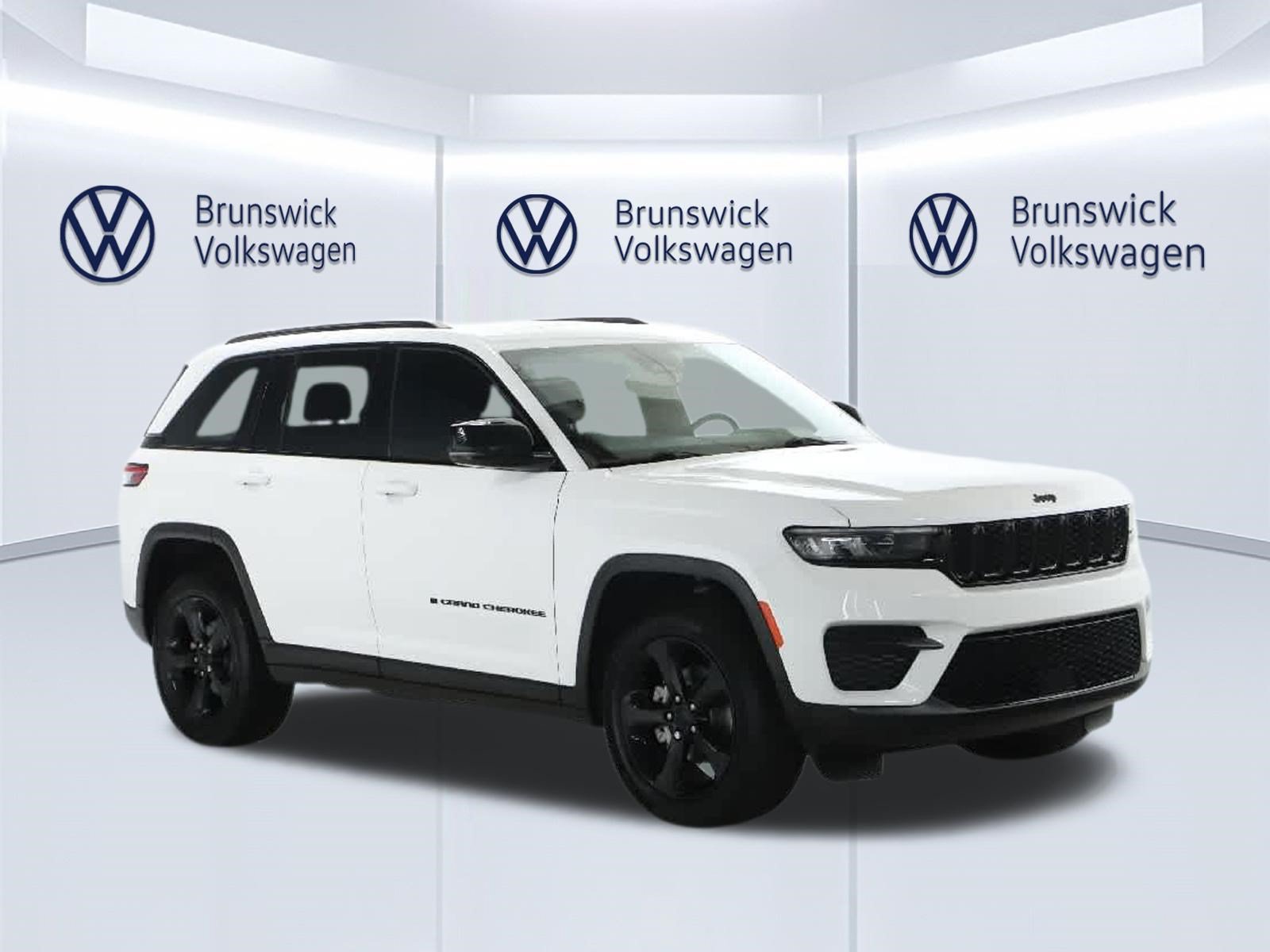 Used 2023 Jeep Grand Cherokee Altitude AWD/4WD image 9