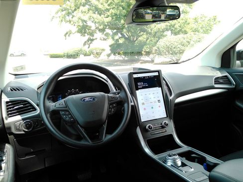 Used 2023 Ford Edge SE w/ Black Appearance Package AWD/4WD image 9