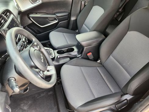 Certified 2025 Kia Soul LX w/ LX Technology Package FWD image 12
