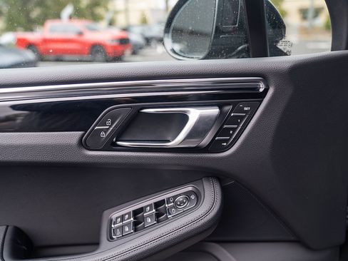 Certified 2026 Porsche Macan AWD/4WD image 17