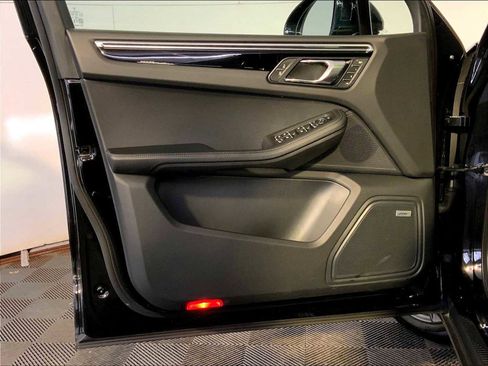 Certified 2024 Porsche Macan image 25
