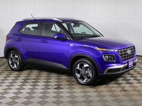 Certified 2025 Hyundai Venue Limited FWD image 2