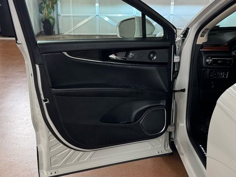 Used 2022 Lincoln Nautilus Reserve w/ Equipment Group 201A image 16