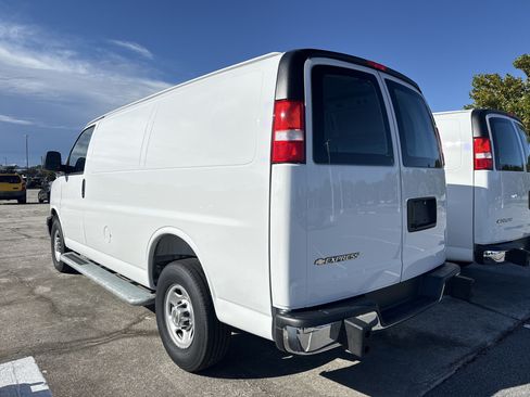Used 2025 Chevrolet Express 2500 w/ Driver Convenience Package RWD image 7