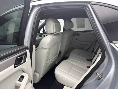 Certified 2026 Porsche Macan AWD/4WD image 8