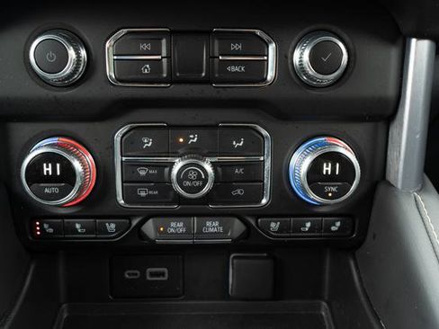 Used 2023 GMC Yukon SLT w/ SLT Luxury Package image 22