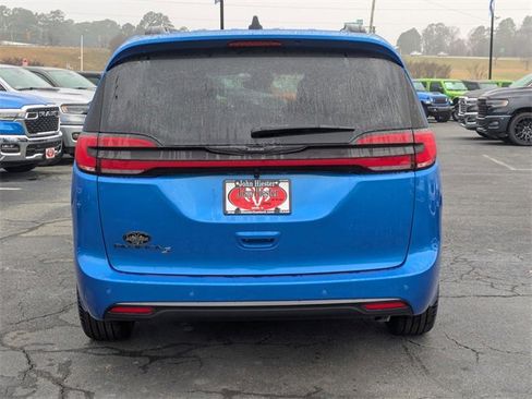 New 2026 Chrysler Pacifica Select image 6