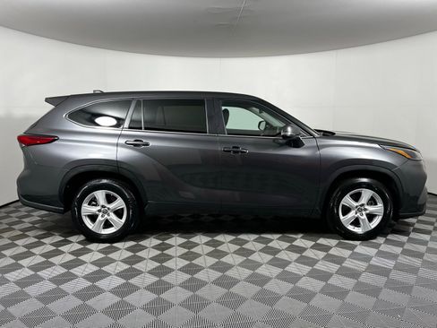 Used 2023 Toyota Highlander LE image 4