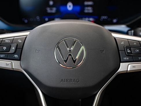 Used 2024 Volkswagen Taos SE image 28