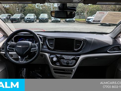 Used 2024 Chrysler Pacifica Touring-L FWD image 23