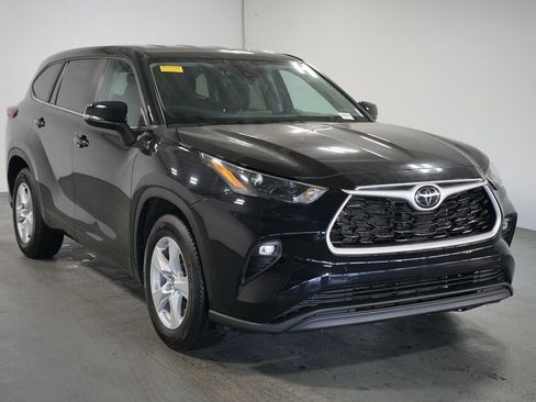 Used 2024 Toyota Highlander LE image 3