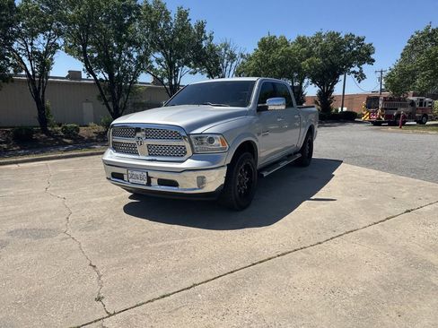 Used 2017 RAM 1500 Laramie w/ Convenience Group AWD/4WD image 10
