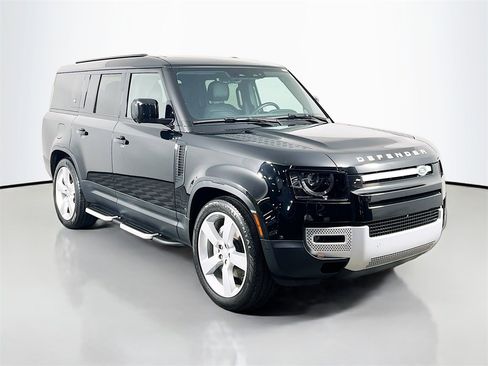 Used 2023 Land Rover Defender 130 SE image 3