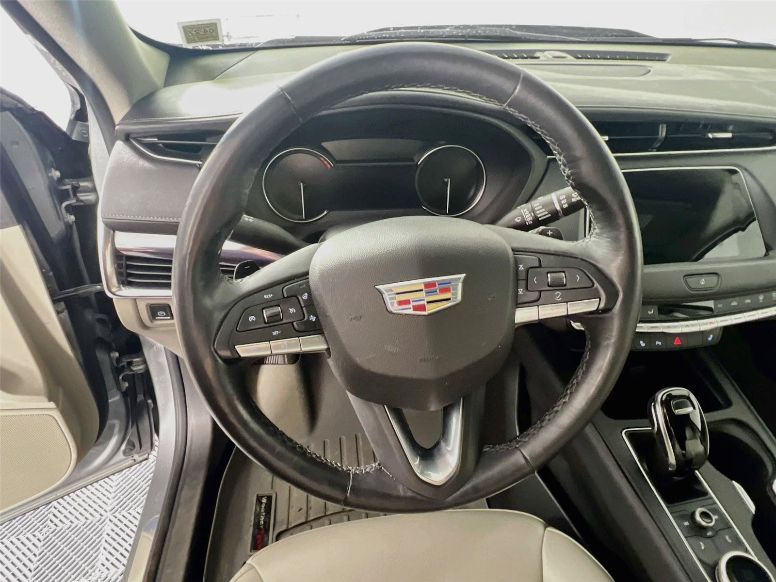 Used 2023 Cadillac XT4 Luxury w/ Cold Weather Package AWD/4WD image 10