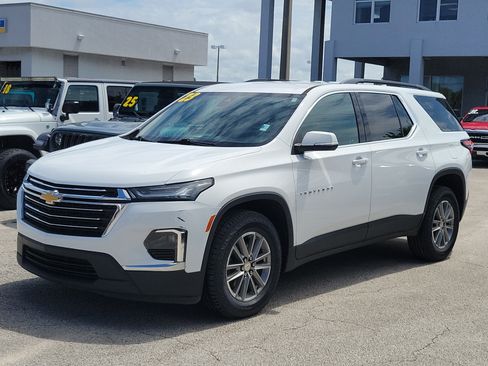 Used 2023 Chevrolet Traverse LT FWD image 2
