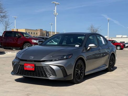 Used 2025 Toyota Camry SE image 7