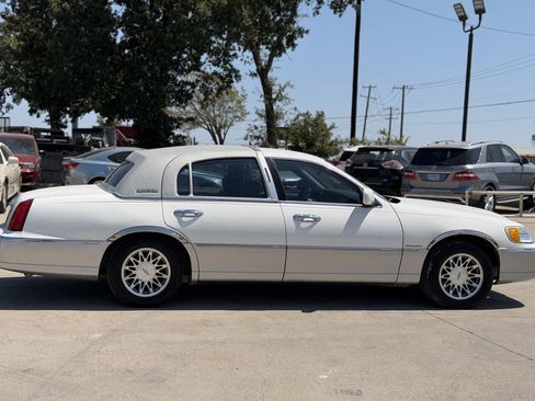 Used 2002 Lincoln Town Car Signature RWD image 4