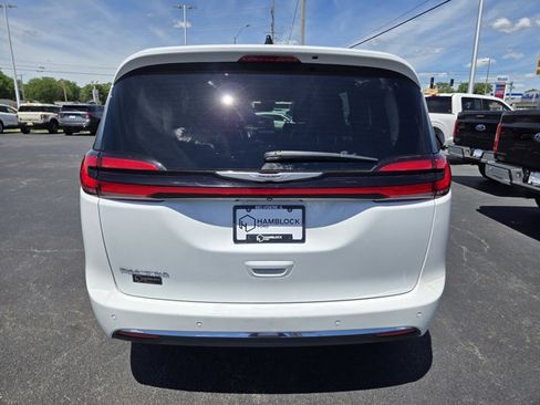Used 2023 Chrysler Pacifica Touring-L FWD image 6