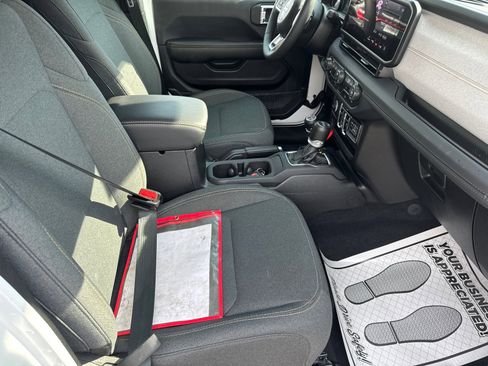 Used 2025 Jeep Wrangler Sahara image 12