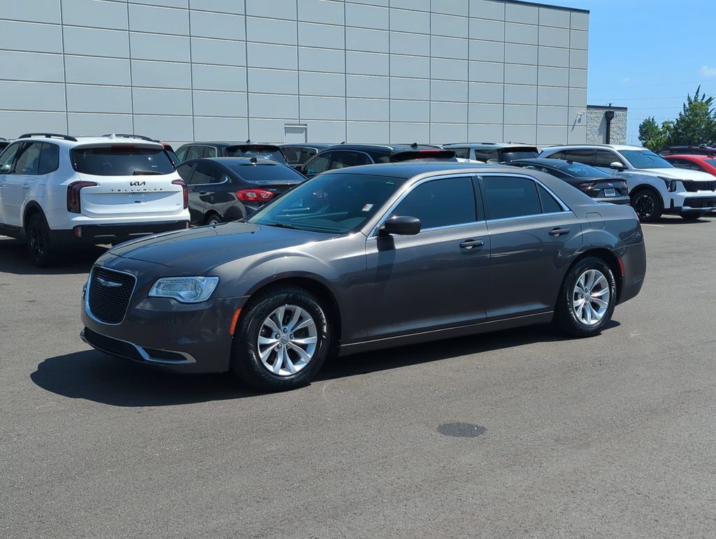Used 2015 Chrysler 300 Limited RWD image 2