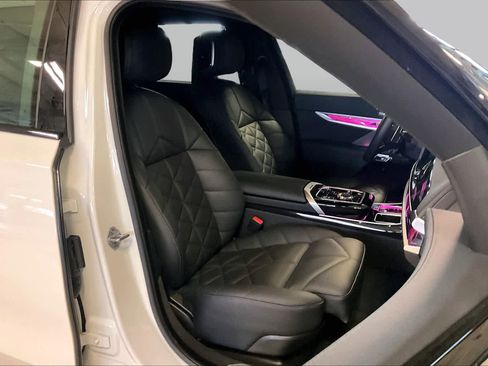 Used 2025 BMW 740i xDrive AWD/4WD image 8