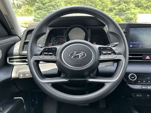Used 2022 Hyundai Elantra SEL FWD image 7
