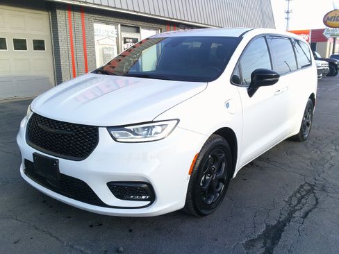 Used 2024 Chrysler Pacifica Select image 11