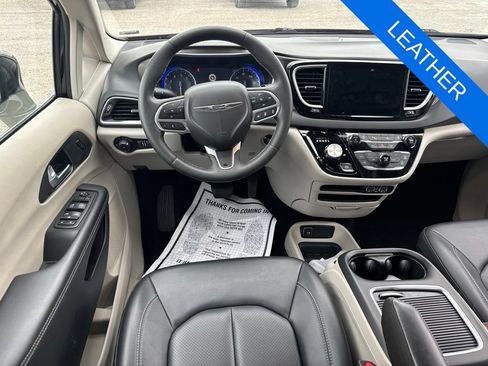 Used 2024 Chrysler Pacifica Touring-L FWD image 5