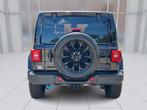 Used 2024 Jeep Wrangler Unlimited Sahara w/ Technology Group AWD/4WD image 6