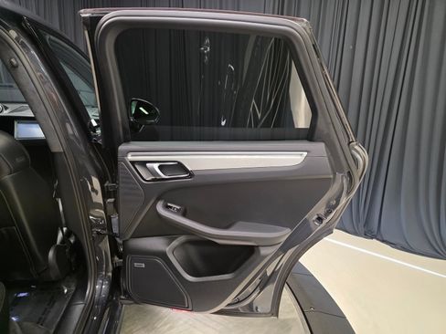 Used 2021 Porsche Macan Turbo AWD/4WD image 41