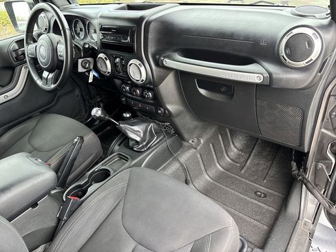 Used 2017 Jeep Wrangler Unlimited Sahara AWD/4WD image 10