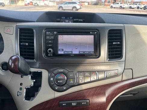 Used 2013 Toyota Sienna XLE w/ Entertainment Pkg image 19