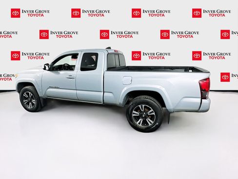 Used 2018 Toyota Tacoma TRD Sport AWD/4WD image 7