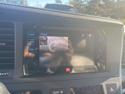 Used 2017 Toyota Sienna Limited Premium image 21