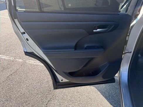 Used 2023 Toyota Highlander L image 15