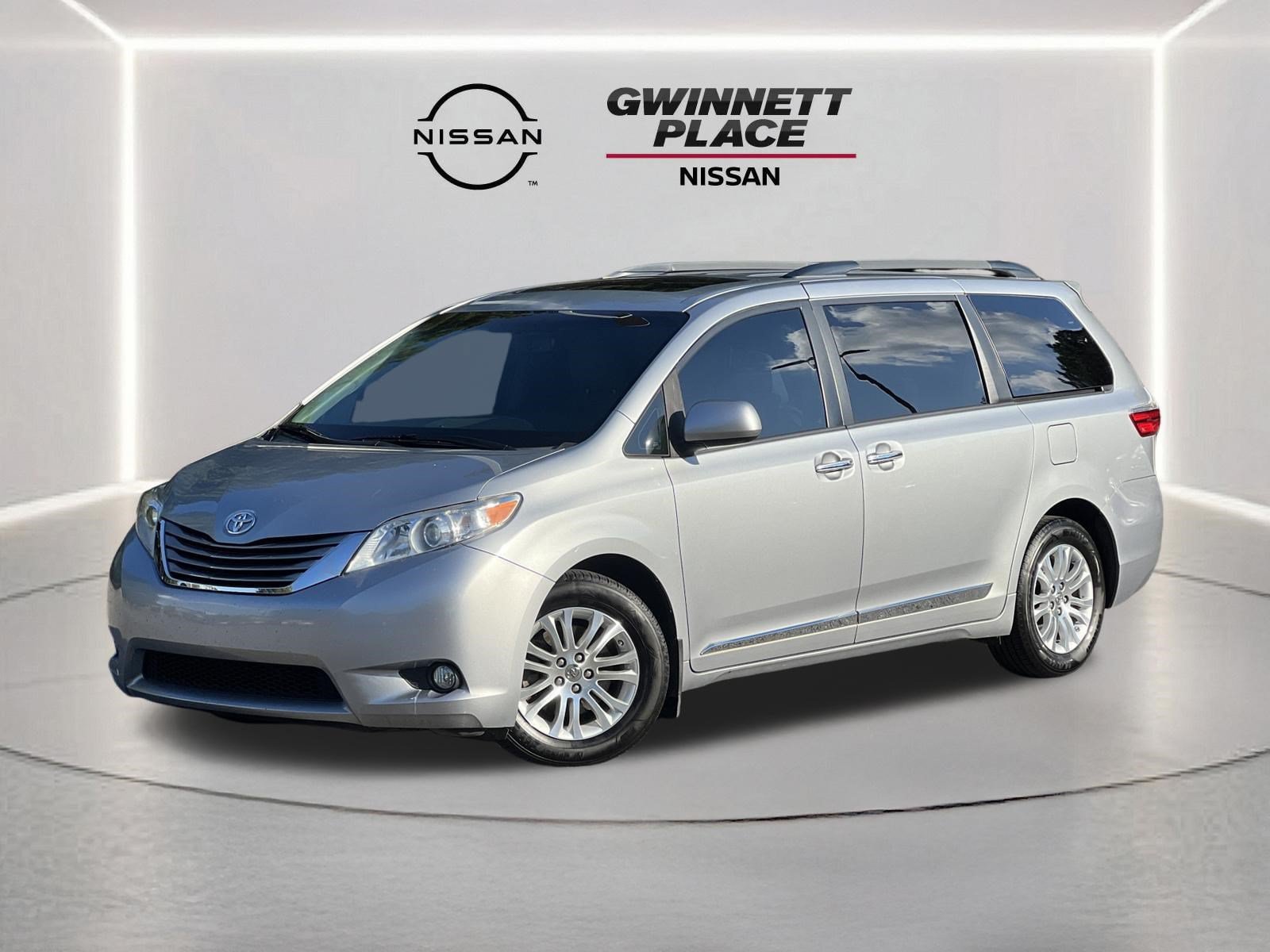 Used 2016 Toyota Sienna XLE w/ XLE Navigation Package FWD image 1